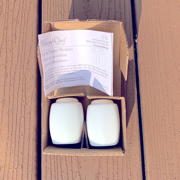 🆕PAMPERED CHEF PORCELAIN SALT & PEPPER #3112 NWT! - Picture 2 of 8
